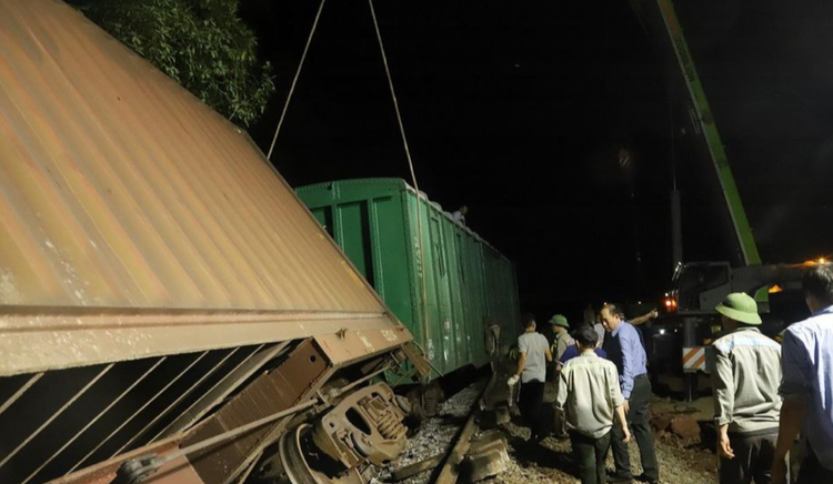 Xuyen dem khac phuc su co tai nan duong sat Bac - Nam