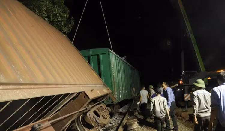 Xuyen dem khac phuc su co tai nan duong sat Bac - Nam