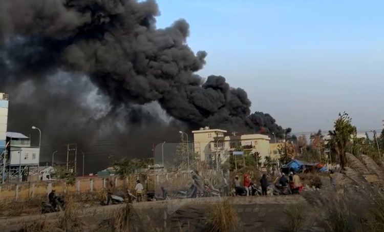 Quảng Ninh: Cháy lớn trong Khu công nghiệp Cái Lân Quang Ninh: Chay lon trong Khu cong nghiep Cai Lan