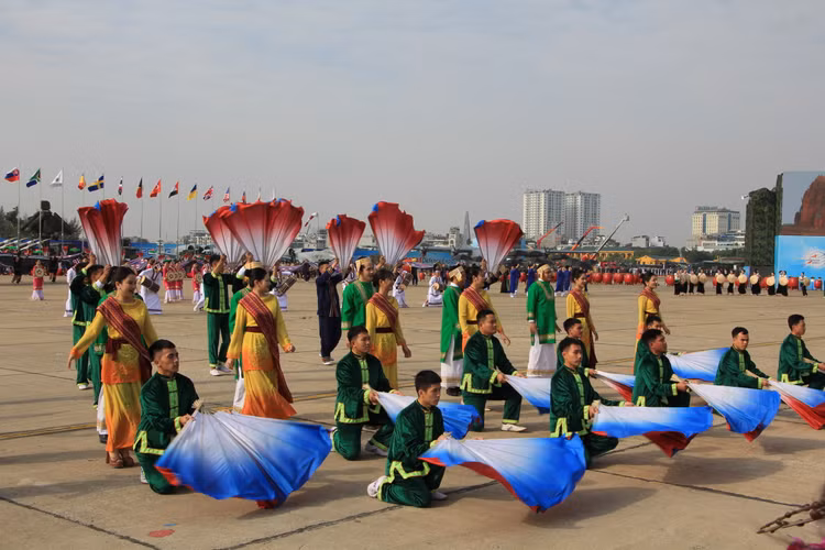 Cuon hut van hoa dan toc tai trien lam Quoc phong quoc te 2024-Hinh-5