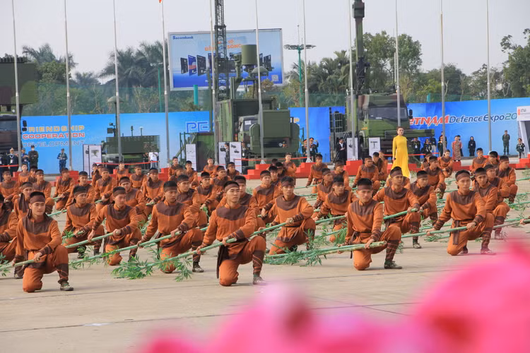 Cuon hut van hoa dan toc tai trien lam Quoc phong quoc te 2024-Hinh-2