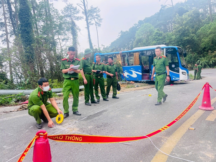 Nguyen nhan vu lat xe khach o Tam Dao khien 3 nguoi chet