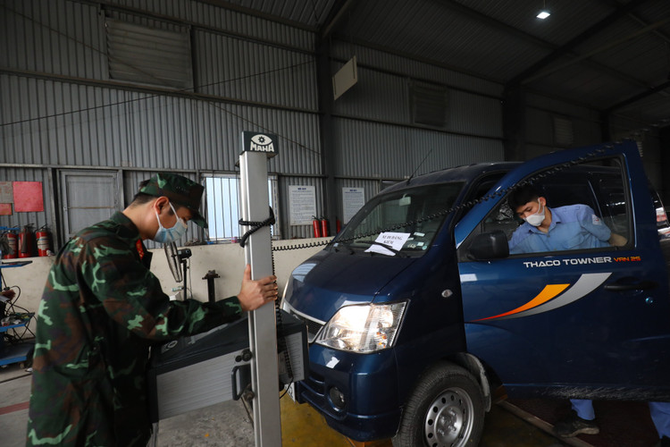 Nhung hinh anh kiem dinh vien quan su tai cac trung tam dang kiem-Hinh-7