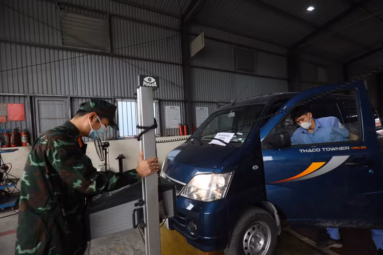 Nhung hinh anh kiem dinh vien quan su tai cac trung tam dang kiem-Hinh-7