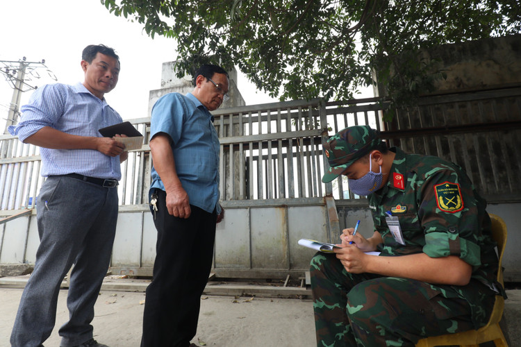 Nhung hinh anh kiem dinh vien quan su tai cac trung tam dang kiem-Hinh-3