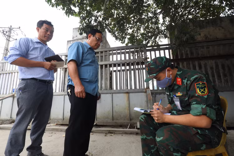 Nhung hinh anh kiem dinh vien quan su tai cac trung tam dang kiem-Hinh-3