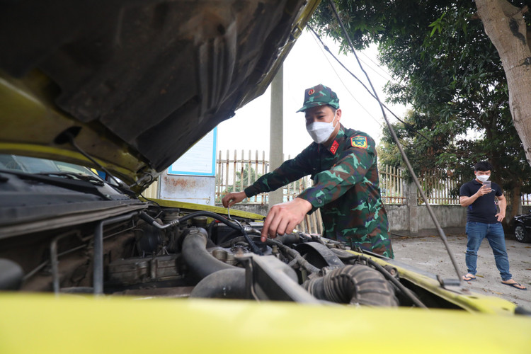 Nhung hinh anh kiem dinh vien quan su tai cac trung tam dang kiem-Hinh-5