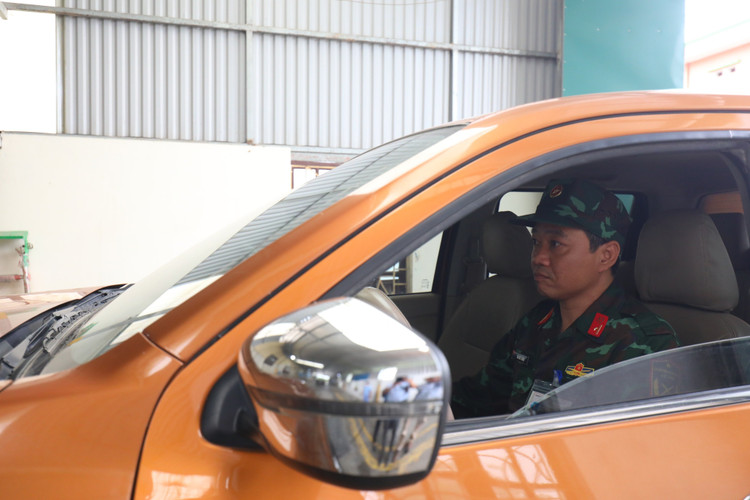 Nhung hinh anh kiem dinh vien quan su tai cac trung tam dang kiem-Hinh-4