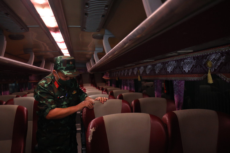 Nhung hinh anh kiem dinh vien quan su tai cac trung tam dang kiem-Hinh-10