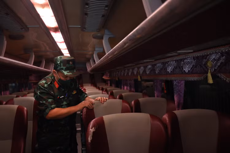 Nhung hinh anh kiem dinh vien quan su tai cac trung tam dang kiem-Hinh-10