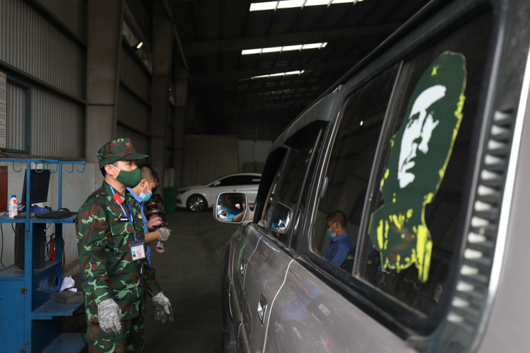 Nhung hinh anh kiem dinh vien quan su tai cac trung tam dang kiem-Hinh-12