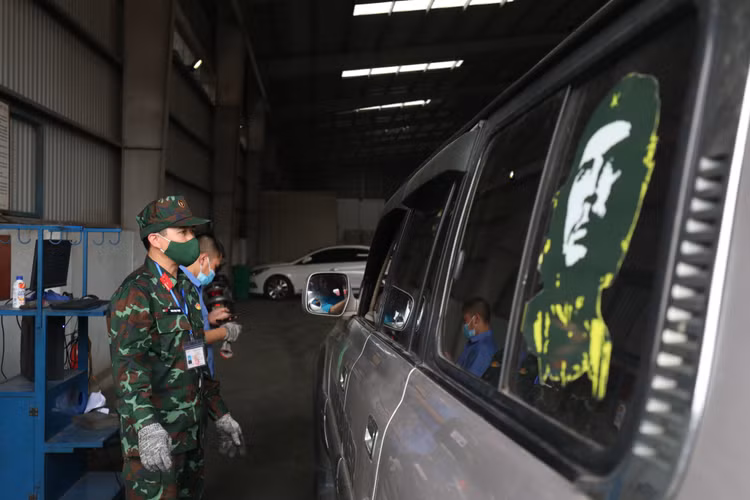 Nhung hinh anh kiem dinh vien quan su tai cac trung tam dang kiem-Hinh-12