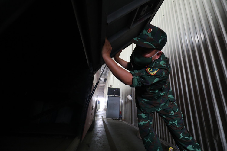 Nhung hinh anh kiem dinh vien quan su tai cac trung tam dang kiem-Hinh-9