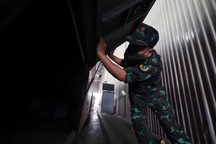 Nhung hinh anh kiem dinh vien quan su tai cac trung tam dang kiem-Hinh-9