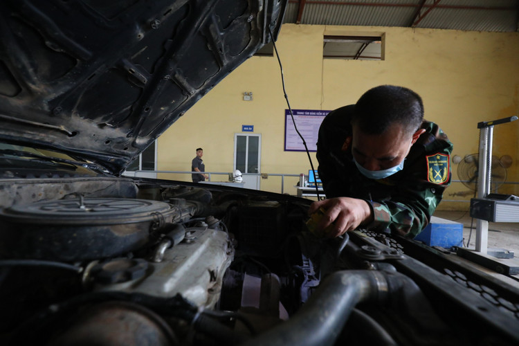Nhung hinh anh kiem dinh vien quan su tai cac trung tam dang kiem-Hinh-8
