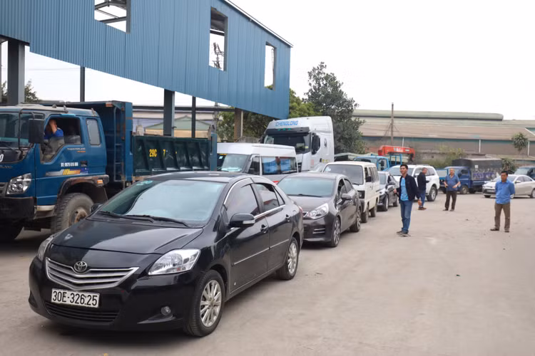 Nhung hinh anh kiem dinh vien quan su tai cac trung tam dang kiem-Hinh-14