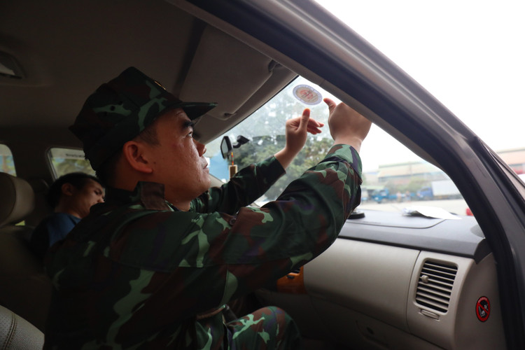 Nhung hinh anh kiem dinh vien quan su tai cac trung tam dang kiem-Hinh-13