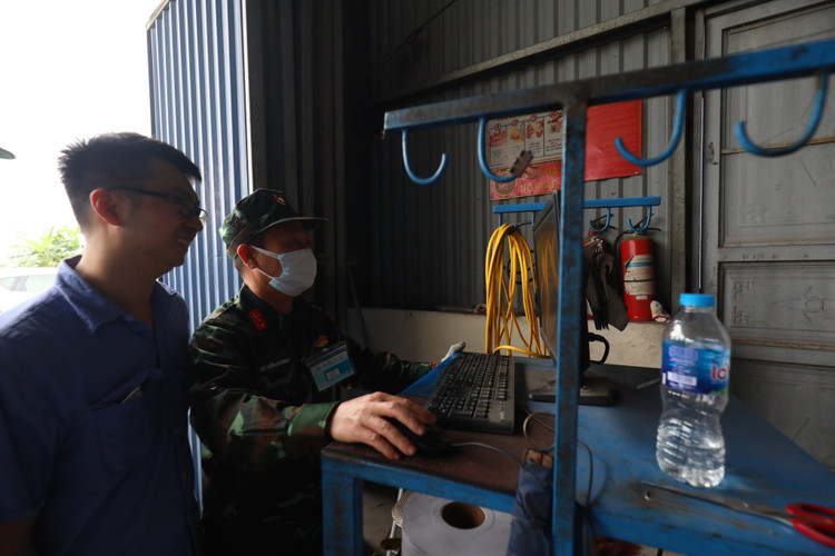 Nhung hinh anh kiem dinh vien quan su tai cac trung tam dang kiem-Hinh-6