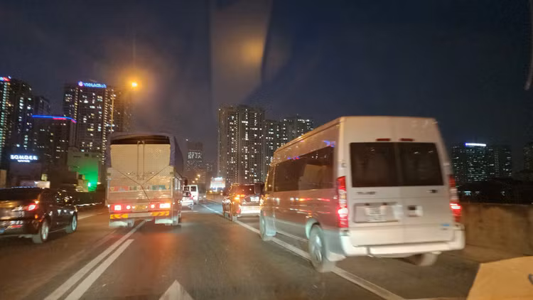 Ha Noi:Tai dien o to di vao lan khan cap, xe cap cuu gap kho