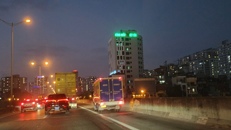 Ha Noi:Tai dien o to di vao lan khan cap, xe cap cuu gap kho-Hinh-6