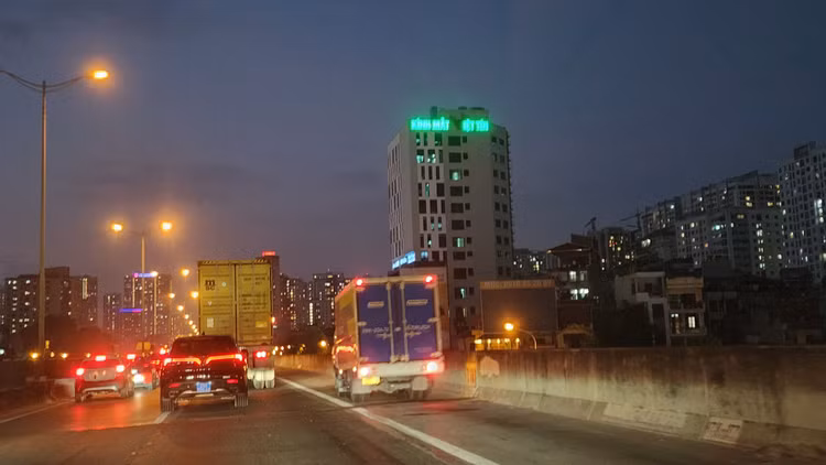 Ha Noi:Tai dien o to di vao lan khan cap, xe cap cuu gap kho-Hinh-6