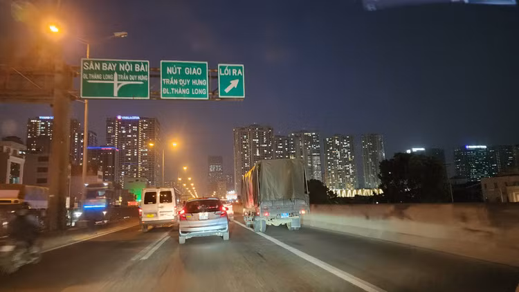 Ha Noi:Tai dien o to di vao lan khan cap, xe cap cuu gap kho-Hinh-3