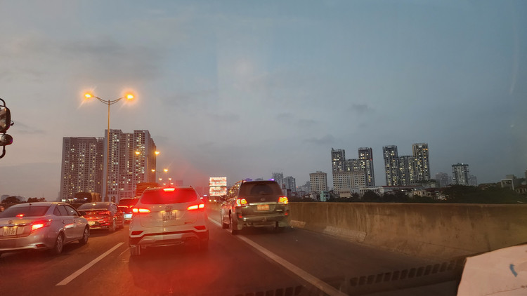 Ha Noi:Tai dien o to di vao lan khan cap, xe cap cuu gap kho-Hinh-4