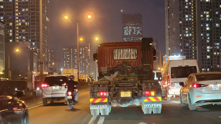 Ha Noi:Tai dien o to di vao lan khan cap, xe cap cuu gap kho-Hinh-10