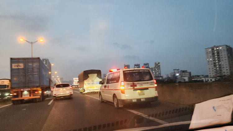 Ha Noi:Tai dien o to di vao lan khan cap, xe cap cuu gap kho-Hinh-5