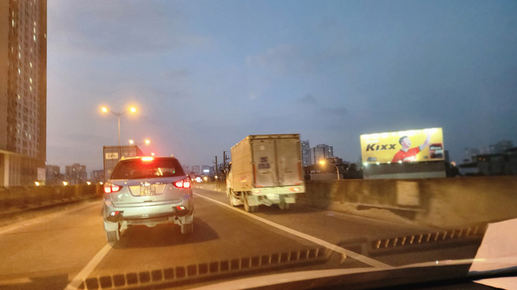 Ha Noi:Tai dien o to di vao lan khan cap, xe cap cuu gap kho-Hinh-7