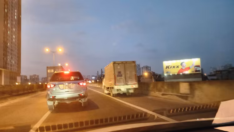 Ha Noi:Tai dien o to di vao lan khan cap, xe cap cuu gap kho-Hinh-7