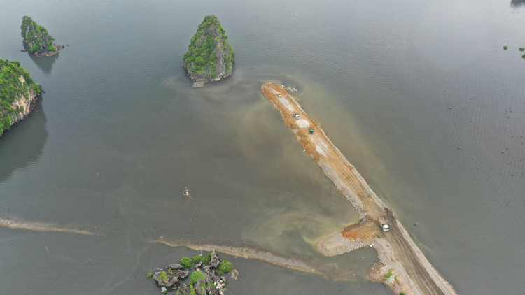 Du an lan bien, quay nui tren vinh Ha Long co nhieu vi pham