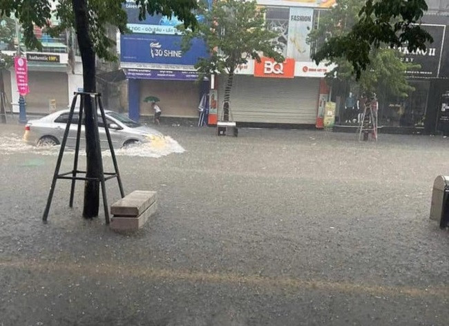 Nghe An: Mua lon, nhieu tuyen duong ngap sau, hoc sinh duoc nghi hoc-Hinh-2