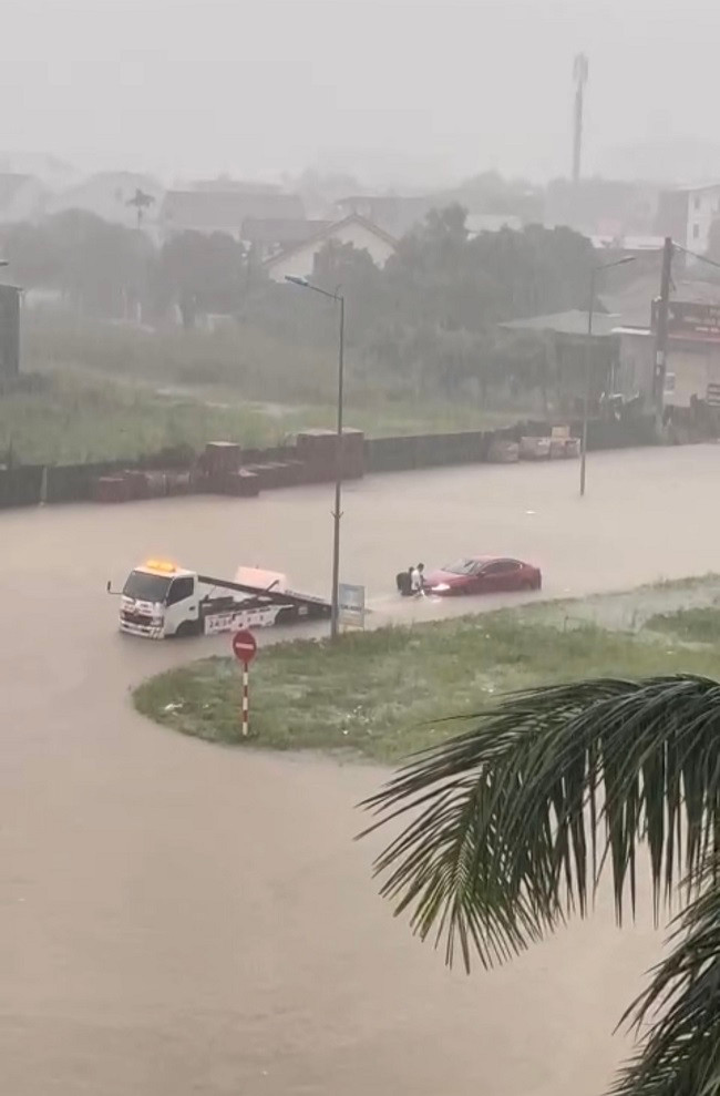 Nghe An: Mua lon, nhieu tuyen duong ngap sau, hoc sinh duoc nghi hoc