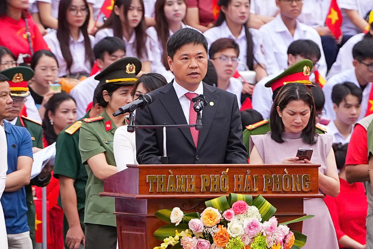 Hàng ngàn người xem duyệt đội ngũ, diễu hành quần chúng ở Hải Phòng Hang ngan nguoi xem duyet doi ngu, dieu hanh quan chung o Hai Phong