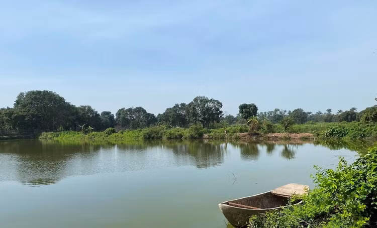 Cheo thuyen tren ao, mot hoc sinh o Hai Duong bi duoi nuoc tu vong