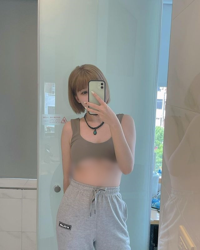 Thời gian gần đây, hot girl còn thường xuyên diện mốt hở chân ngực, khoe triệt để thế mạnh của mình.