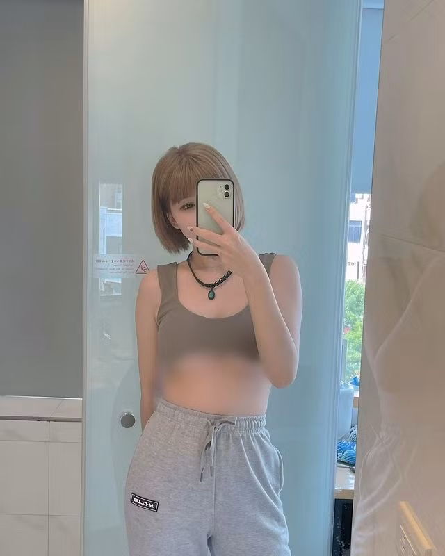 Thời gian gần đây, hot girl còn thường xuyên diện mốt hở chân ngực, khoe triệt để thế mạnh của mình.