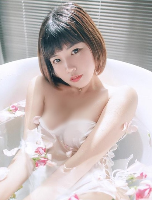 Trước đó, cô nàng cũng gây xôn xao với hình ảnh ướt át trong bồn tắm bồng bềnh cánh hoa.