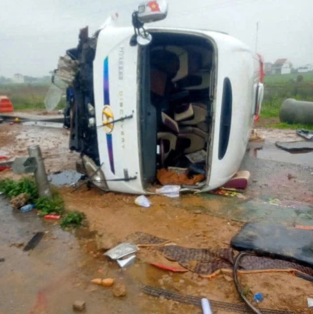 Xe cho giao vien va hoc sinh bi lat tren cao toc Dien Chau - Bai Vot