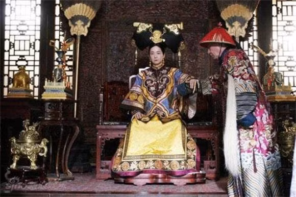 'Nup bong' Tu Hi Thai Hau, thai giam nao kiem duoc gia tai khung?-Hinh-9