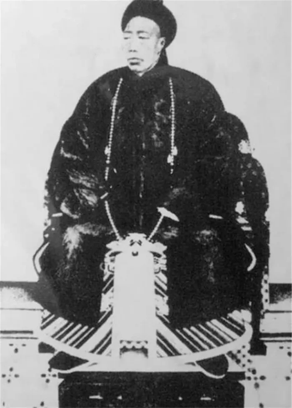 'Nup bong' Tu Hi Thai Hau, thai giam nao kiem duoc gia tai khung?