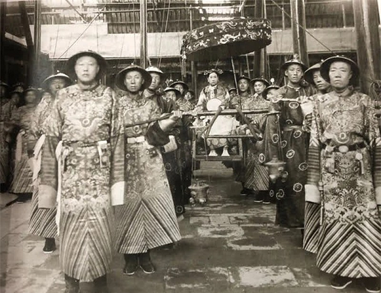 'Nup bong' Tu Hi Thai Hau, thai giam nao kiem duoc gia tai khung?-Hinh-7