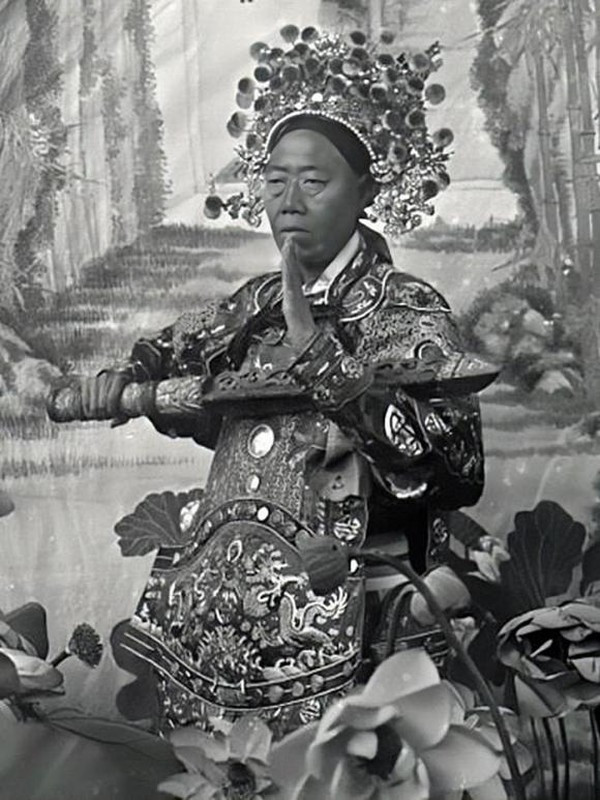 'Nup bong' Tu Hi Thai Hau, thai giam nao kiem duoc gia tai khung?-Hinh-5