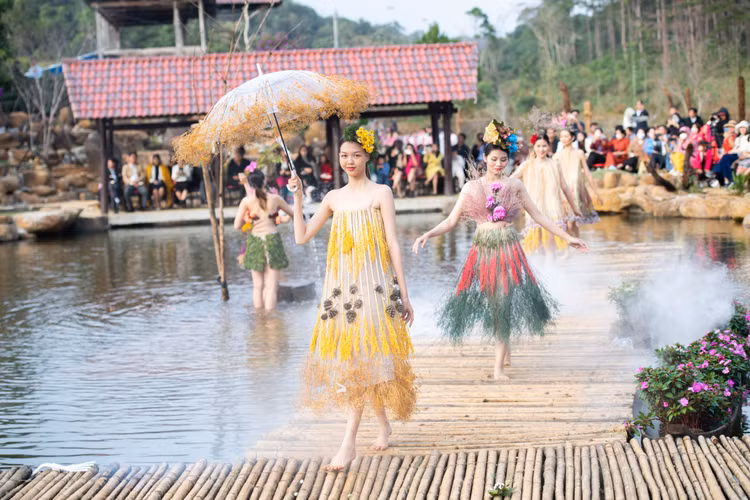 Kon Tum: Lung linh “Mang Den-Thien duong hong”-Hinh-2