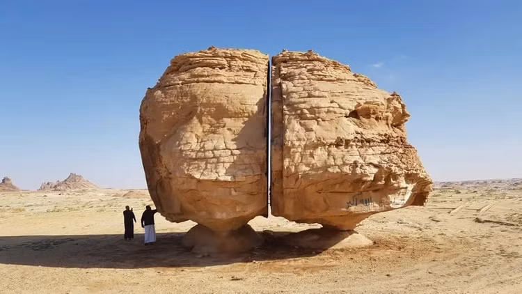 Vet cat hoan hao tren khoi da sa thach bi an nhat Arab Saudi-Hinh-2