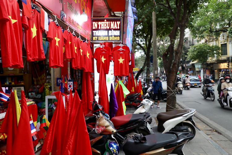 Duong pho Ha Noi ruc ro co hoa chao don xuan Quy Mao 2023-Hinh-10