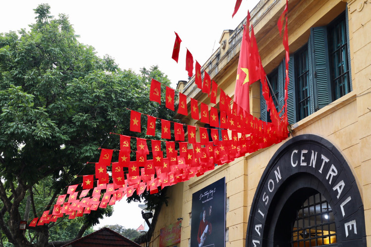 Duong pho Ha Noi ruc ro co hoa chao don xuan Quy Mao 2023-Hinh-3