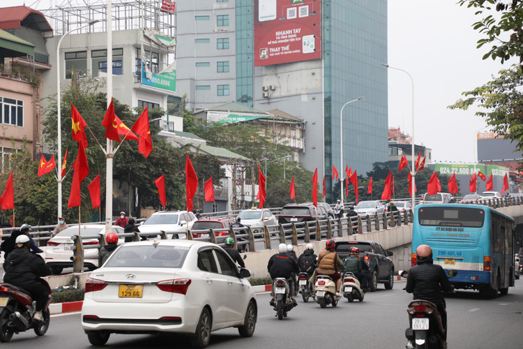 Duong pho Ha Noi ruc ro co hoa chao don xuan Quy Mao 2023