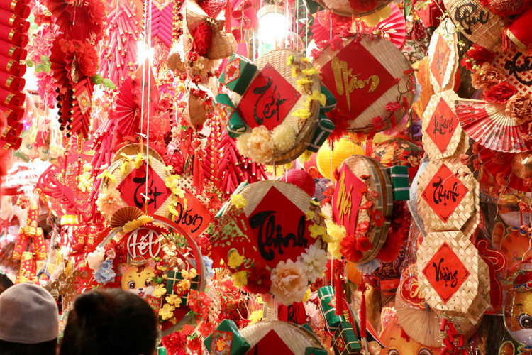 Pho Hang Ma ruc sac do chao don Tet Quy Mao 2023-Hinh-2